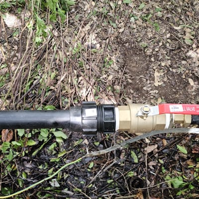 צינור פלסטיק עם שסתום וברז אדום