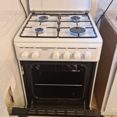 תנור גז עם ארבעה מבערים דולקים