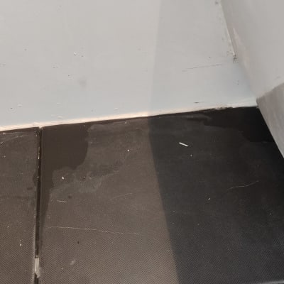 רצפת אריחים עם סימני רטיבות ופינות קיר