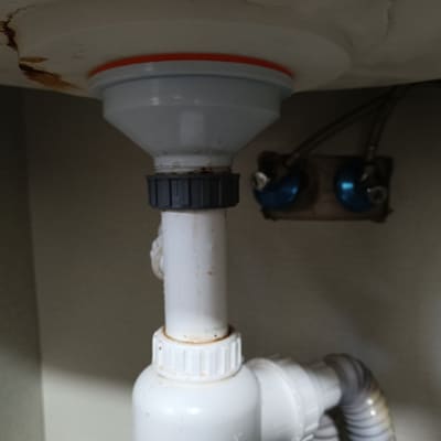 צנרת פלסטיק מתחת לכיור עם חיבורים