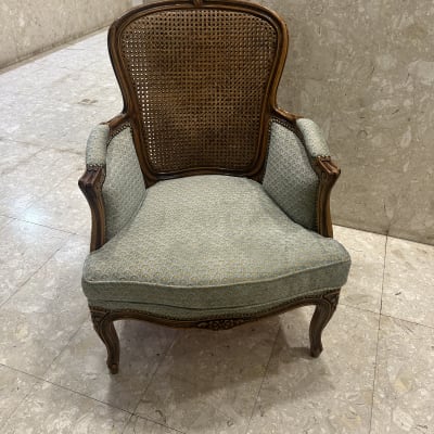 כורסה מרופדת עם מסגרת עץ מגולפת