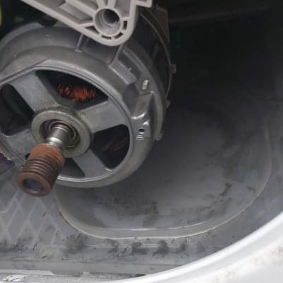 מנוע חשמלי עם סלילי נחושת בתוך מכשיר