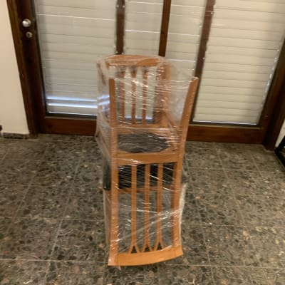 כיסא עץ עטוף בניילון נצמד למעבר דירה