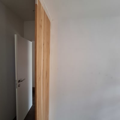 קיר צבוע ולוח עץ בחדר