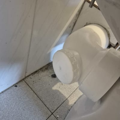 חיבור צינור לבן על רצפת אריחים