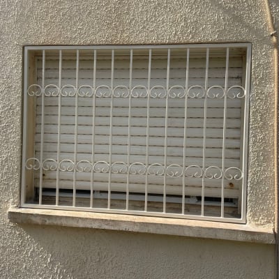 סורג מתכת על חלון קיר חיצוני