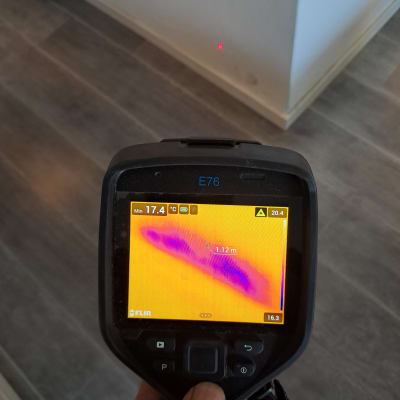 מד חום תרמי מציג אזור חם על קיר
