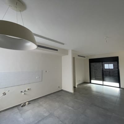 חדר ריק עם רצפה נקייה וקירות בהירים