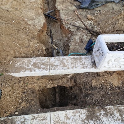 חפירה באדמה עם צינורות חשופים ותשתית אינסטלציה