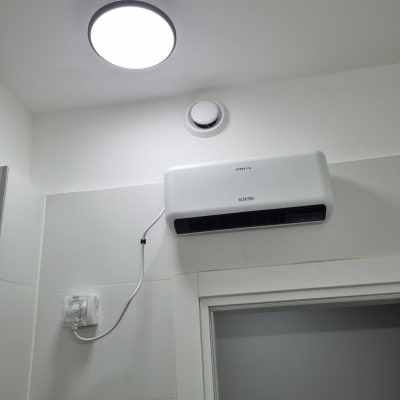 תאורה ומזגן מותקנים על קיר בחדר