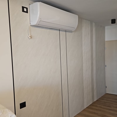 מזגן מותקן על קיר עם רצפת פרקט