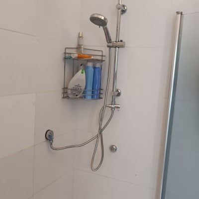 מקלחת עם ראש טוש וכלי עבודה על האמבטיה