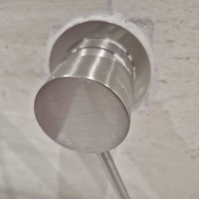 ברז מתכת מותקן על קיר