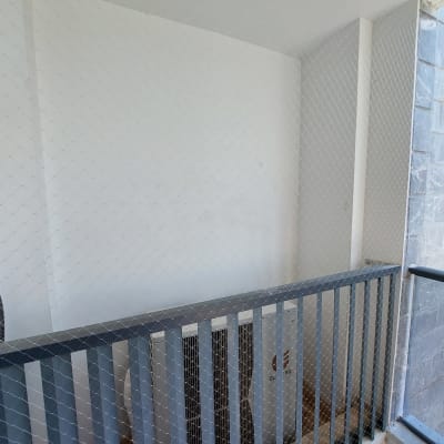 רשת למניעת כניסת יונים במרפסת