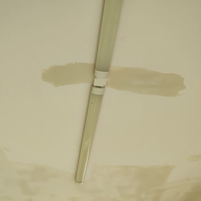 תיקוני צבע על תקרה עם צינור תאורה