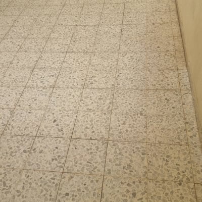 רצפה נקייה עם אריחים בהירים