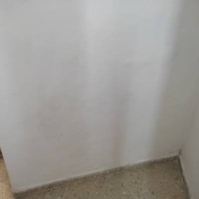 קיר צבוע בלבן עם שקע חשמל