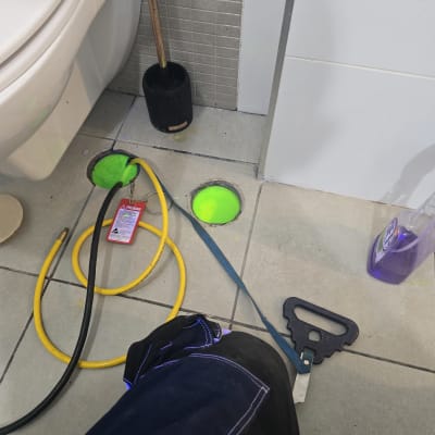 כלים לאיתור נזילות ליד אסלה בחדר אמבטיה