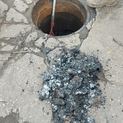 עבודת ניקוי בור ביוב עם ציוד מתאים
