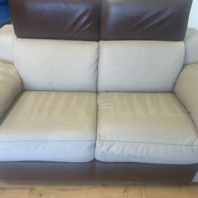 ספה עם כריות בצבעים שונים, חלקה נקי וחלקה לא