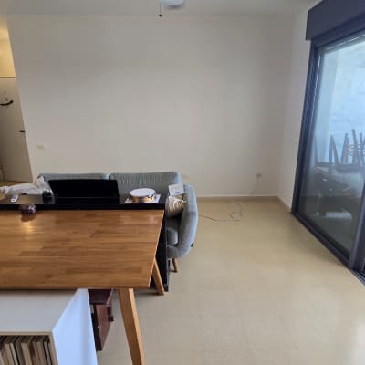 חדר עם שולחן עץ, ספה ותוף קטן