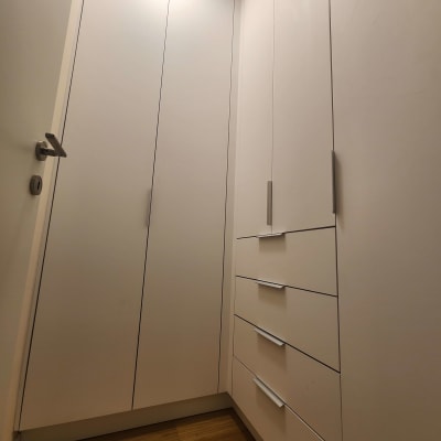 ארונות מטבח לבנים עם ידיות מתכת