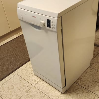 מדיח כלים לבן במטבח עם כפתורים ותצוגה