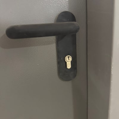 ידית ודלת עם מנעול