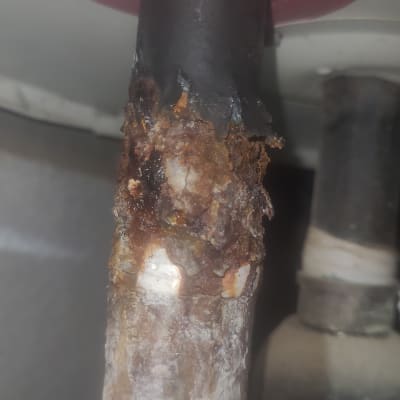 צינור חלוד עם נזקי קורוזיה