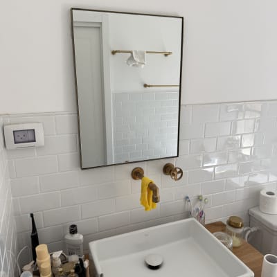 כיור עם ברזים ומראה בחדר אמבטיה