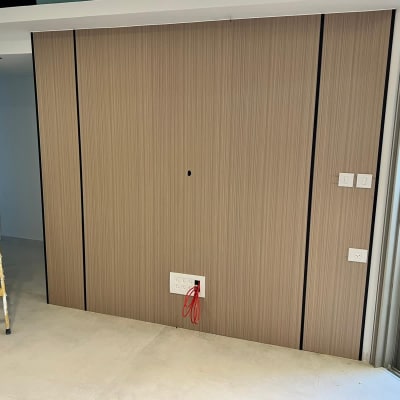 קיר עץ עם שקעים וכבלים חשמליים