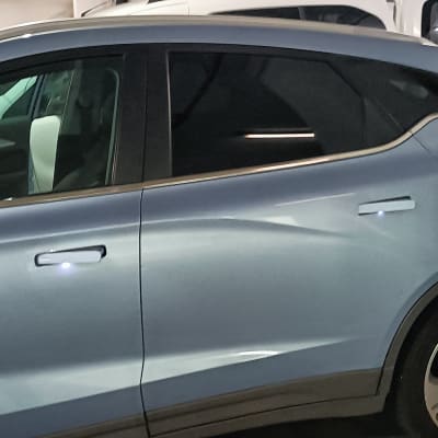 מכונית כחולה עם חלונות כהים בחניון