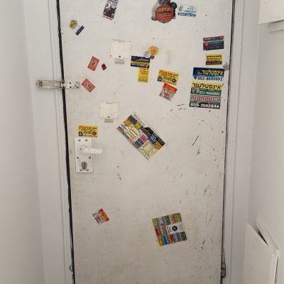 דלת עם מדבקות ופרסומות שונות