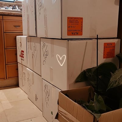 קופסאות קרטון מסודרות עם מדבקות כתומות