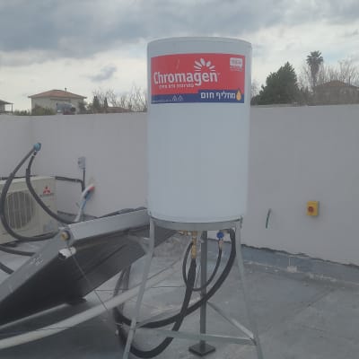 דוד שמש כרומגן על גג עם צינורות מחוברים