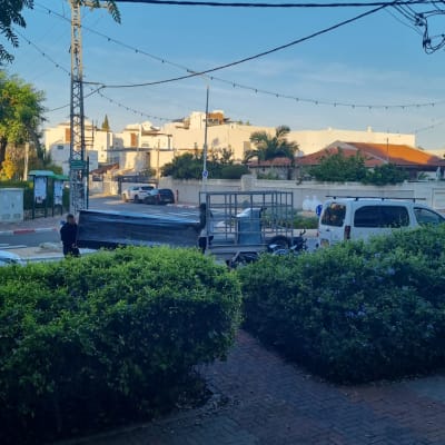 רכב מסחרי עם עגלה נגררת ברחוב עירוני