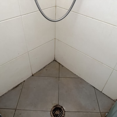 פינת מקלחת עם אריחים וניקוז