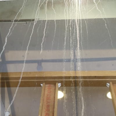 זכוכית מלוכלכת עם סימני מים