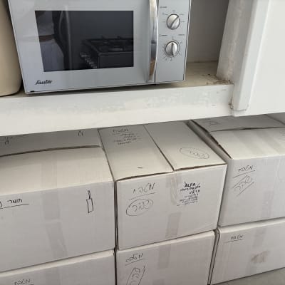 קופסאות מסודרות על מדף מתחת למיקרוגל