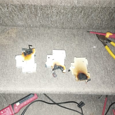 כלים חשמליים ומפסקים שרופים על מדרגות שטיח