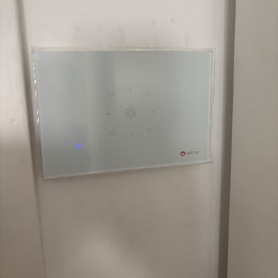 מתג מגע חכם של Switcher מותקן על קיר