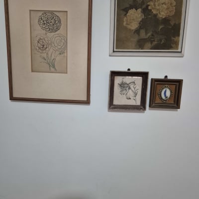 תליית מספר תמונות נוי בגדלים שונים על קיר