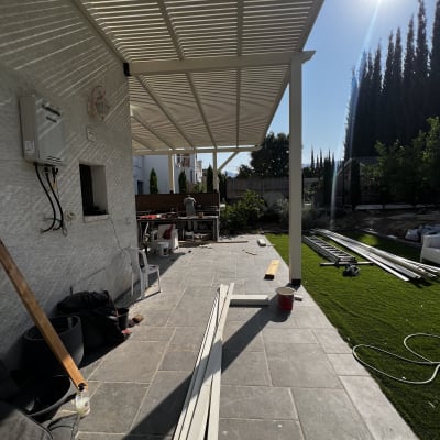 פרגולה לבנה עם חצר ודשא מלאכותי