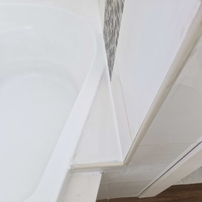 חיבור אמבטיה לקיר עם אריחים לבנים