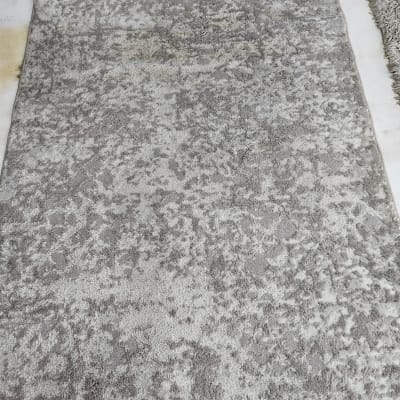 שטיח אפור על רצפה לבנה, קשור לניקוי ספות