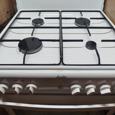 כיריים גז עם ארבעה מבערים וכפתורי שליטה