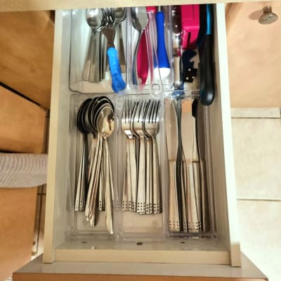 סכו"ם מסודר במגירה עם מחלקים מפלסטיק