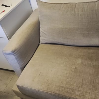 ספה עם כתמים על המושב והמשענת