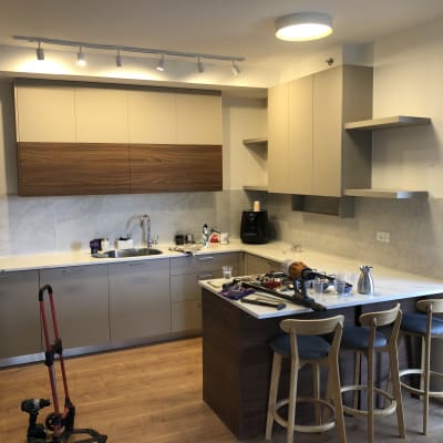 מטבח מודרני עם ארונות וכלים על השיש