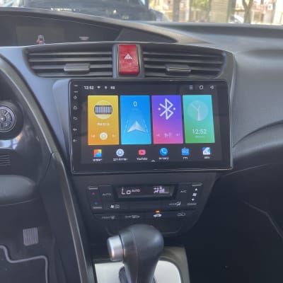 מסך מולטימדיה ברכב עם אפליקציות שונות